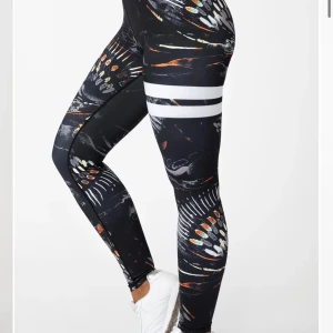 Träningsbyxor  - Super snygga träningsbyxor!! Men det kommer tyvärr inte till användning eftersom de är för stora för mig. Men så så så skönt material att träna i<3 köpte helt nya 799kr men priset kan absolut diskuteras! Hör av er vid fler frågor eller bilder