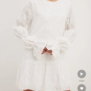 Slutsåld vit klänning från NA-KD  - Använd 1 kväll på studenten 2024 inga märken eller skavanker den är som ny. Storlek 36 passar även en person med 38 modellen är mer avslappnad. Den är fin på bild och perfekt till studenten! (Nytt pris 800kr)