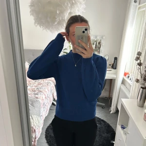 Blå vila tröja - Blå tröja från Vila💙Den är stickad med en liten krage och långärmad. Strl S och knappast använd💕