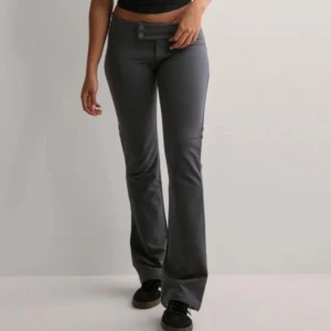 Grå bootcut byxor - Snygga grå bootcut kostymbyxor ifrån Nelly. Säljer eftersom de var för stora. Använt Max 3 gånger därutav lite dyrare pris 