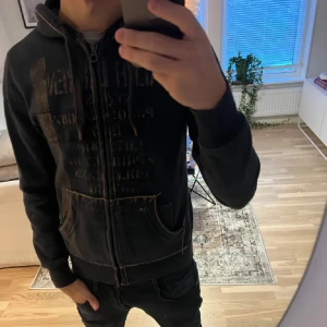 Ralph Lauren Denim Hoodie - Ralph Lauren Denim hoodie | Sällsynt! | Skick: 10/10 ( inga defekter ) | Storlek: M, sitter som S | Tveka inte att höra av er vid minsta lilla fundering eller intresse!