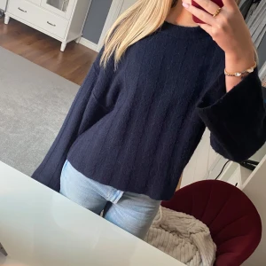 Svart stickad tröja - Super fin och mjuk stickad tröja från Gina som inte används!💛💛