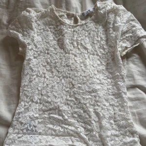 Vit spetsblus från mango - Vit spetstopp från mango. Har använt några gånger bara