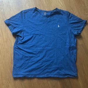 Blå t-shirt från Polo Ralph Lauren - Blå Ralph lauren T-shirt med bra kvalitet 9/10 knappt använt den för den har alltid varit lite för stor! Men hade annars gjort de! Rekommenderar starkt!✨