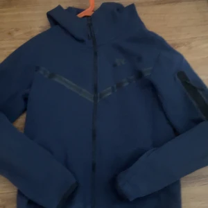 Mörk blå Nike tech fleece - Säljer en blå fleece från Nike med dragkedja och långa ärmar. Pris kan diskuteras.