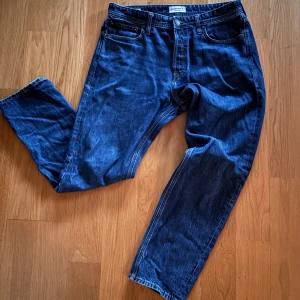 Blå jeansbyxor - Snygga blå jeansbyxor med klassisk  knappgylf. Perfekta för en avslappnad stil. De har en schysst passform. Skriv vid frågor och om ni vill se hur dem sitter på!!