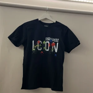 Svart t-shirt från Dsquared2 - Riktigt snygg svart t-shirt ifrån Dsquared2. Den är aldrig använd alltså i nyskick, tröjan är i Size S och passar dig som är från 168cm-175cm, passar även dig som är lite kortare eller längre än det. Om ni har frågor är det bara att ställa😀