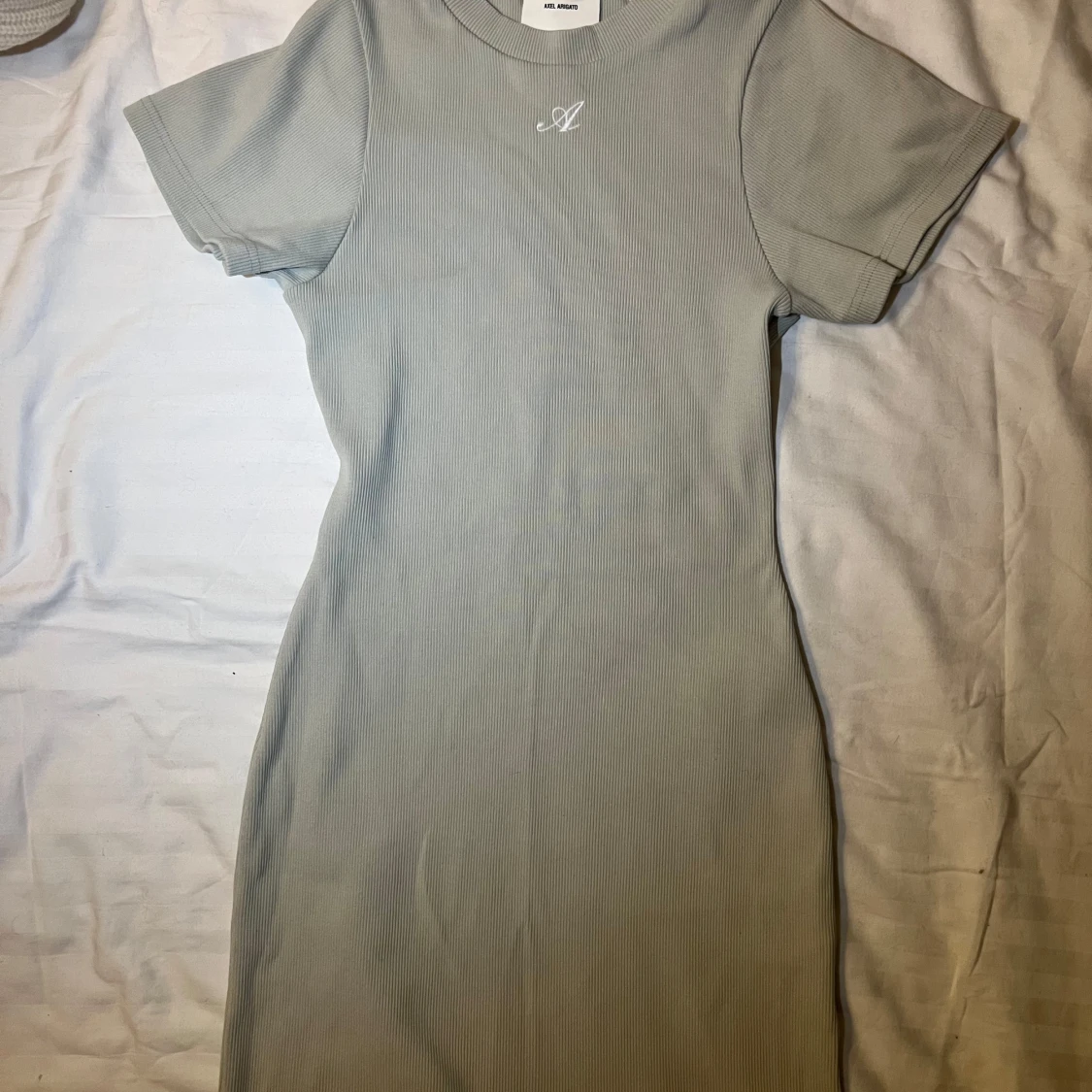 Ribbad klänning från Axel Arigato