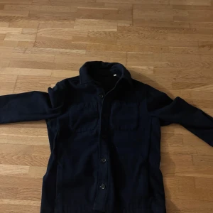 D’once de la sense overshirt - Säljer en D’once de la sense overshirt med knappar framtill. Den har två bröstfickor och långa ärmar. Perfekt för lager-på-lager-stil. Passar till både vardag och mer uppklädda tillfällen. Ny pris 1499