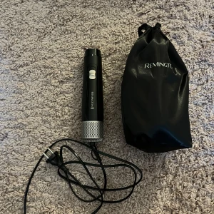 Stylingborste  med tillbehör från Remington - Säljer en mångsidig hårstyler från Remington med flera tillbehör för olika stylingbehov. Inkluderar olika borstar och munstycken för att skapa volym och lockar. Perfekt för att fixa håret snabbt och enkelt hemma. Kommer med en praktisk förvaringspåse. Nypris 600💕