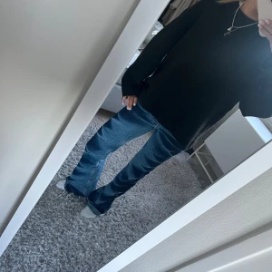 Blå jeans från Weekday - Snygga blå jeans från Weekday med coolt mönster. Säljer då jag ej använder dem. Skriv för fler bilder!