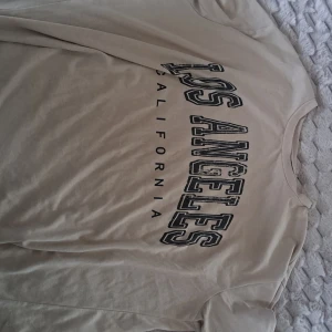 T-shirt  - Säljer en beige t-shirt, använt några gånger!