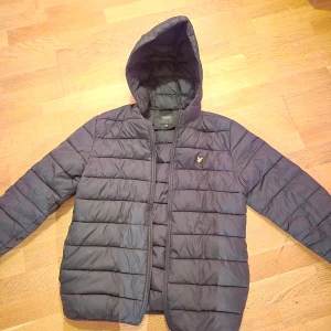 Lyle & Scott jacka - Säljer en  svart Lyle & Scott fodrad jacka. Väldigt bra skick. Junior storlek 14-15år. Säljer för 700