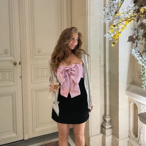 söt classy klänning  - Lånade bilder!  Svart klänning och en stor rosa rosett framtill från &Other Stories. Axelbandslös design som ger en elegant look. Perfekt för en kväll ute eller en fin middag.   Strl 38 men sitter tajt och passar även strl 36! Nypris 2000kr Köpt på Vinted. 