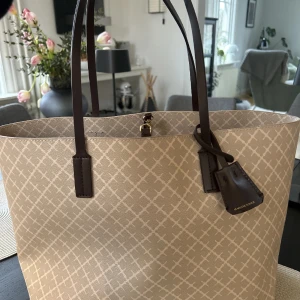 Beige By Marlene Birger väska - Säljer min beiga by Marlene Birger väska! Äkta och sparspamt använd🫶🏼tryck gärna på köp nu🥰kan gå ner i pris vid snabbköp
