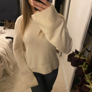 Vit stickad tröja  - Så fin stickad tröja med raka ärmar🩷Knappt använd!