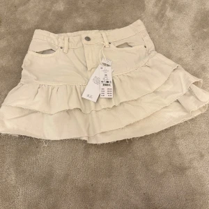 Super snygg kjol  - Säljer en söt krämfärgad kortkjol med prislappen kvar på då den inte kommer till andväning 😍😍