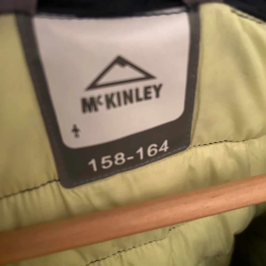 Svart och grön pufferjacka från McKinley - 1