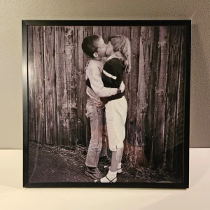 Håkan Hellström - Albumaffisch, 31.5x31.5cm  - Håkan Hellström - Det Kommer Aldrig Va Över För Mig albumaffisch, 31.5x31.5cm. Helt ny - Passar bra i IKEAs tavelram Lomviken!  Skickas i papprulle - Ramen ingår inte!