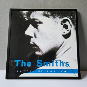 The Smiths - Albumaffisch, 31.5x31.5cm - The Smiths - Hatful of Hollow albumaffisch, 31.5x31.5cm. Helt ny - Passar bra i IKEAs tavelram Lomviken!  Skickas i papprulle - Ramen ingår inte!