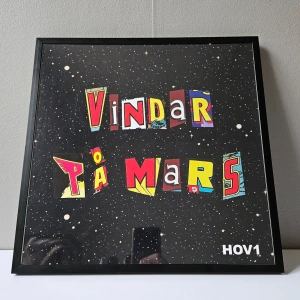 Hov1 - Albumaffisch, 31.5x31.5cm - Hov1 - Vindar På Mars albumaffisch, 31.5x31.5cm. Helt ny - Passar bra i IKEAs tavelram Lomviken!  Skickas i papprulle - Ramen ingår inte!