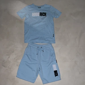 Hoodrich set  - Snyggt Hoodrich set med bra kvalitet men ett shortsens snören är lite sönder. Förutom det är dem i topp kvalitet och nästan oanvända. Det är barn strl L/ 12-13Y
