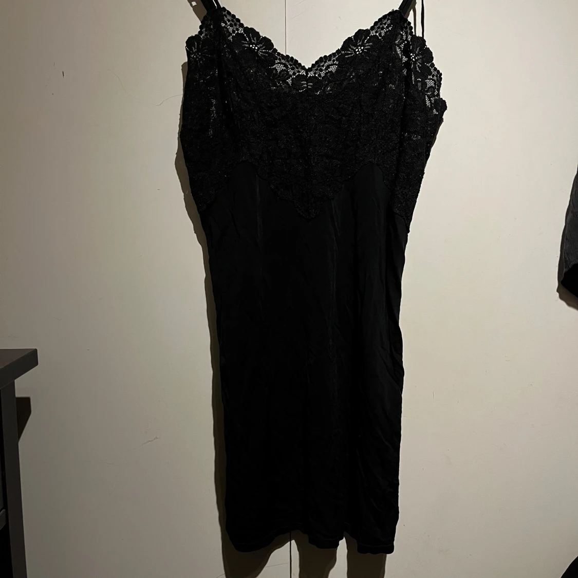 Svart spetsklänning