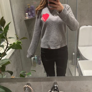 Svarta Lindex jeans  - Säljer nu mina super snygga låg midjade Lindex jeans. Andvända minst 2 gånger och är i helt nytt skick. Säljer på grund av att dem tyvärr är för stora💕