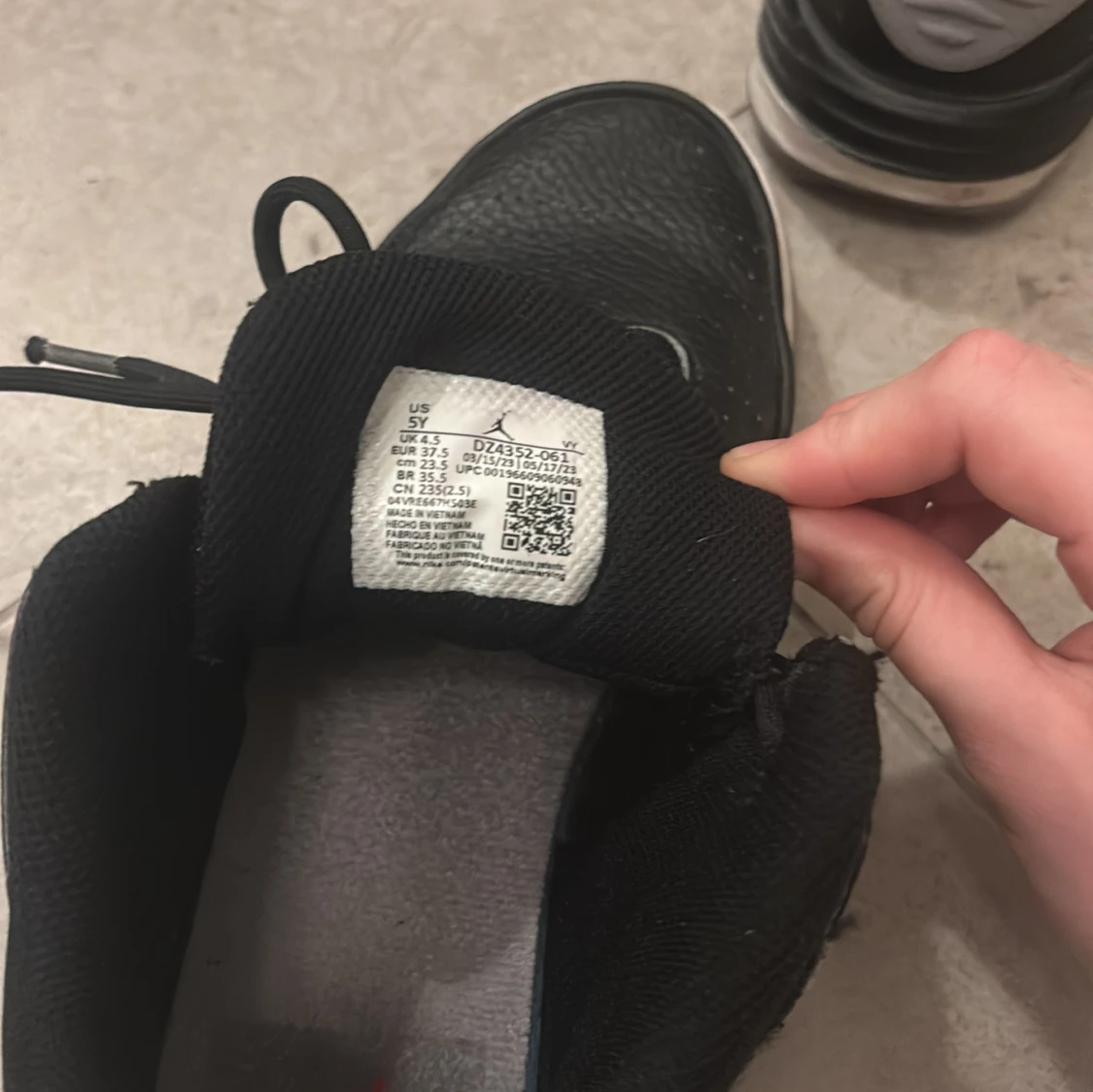 Air Jordan max aura 5 kids big  - 2