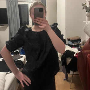 Svart blus - Snygg svart mönstrad blus