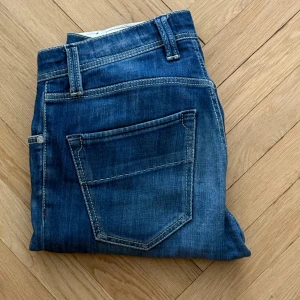 Tramarossa Jeans - Fint skick! Storlek 30, passar som 29/30x32. Modellen är Leonardo/Slim fit. Dem är upplagda, så går att göra lite längre! Pris ej hugget i sten.