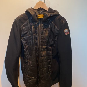 Parajumpers Nolan Hybrid - Köpte den för några år sedan från careofcarl -:4499kr men har inte använt den på cirka två år så tänkte det var dags att sälja den. lite trasig i ärmen enkelt att sy ihop men har ingen symaskin hemma utöver det bra skick. Håller på spara till studenresa så vill har bort den så fort som möjligt pris kan diskuteras.