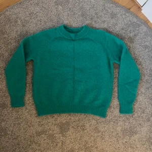 Grön stickad tröja från Zara - Supper fin och unik tröja i en supper härlig grön färg perfekt inför sommaren. Tröjan är från Zara och säljs inte längre. Jätte skön och aldrig kommit till användning då det inte funnits tillfällen. Tröjan är i storlek S men passar xs-m😊Pris kan diskuteras💗💗Köparen står för frakten⚠️⚠️