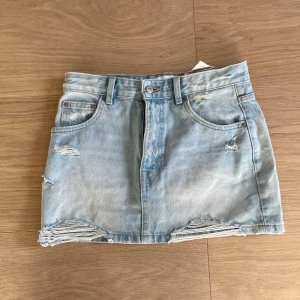 Jeanskjol från Pull&Bear - Säljer denna jeans kjolen från pull and bear då den ej kommer till användning 😊 har aldrig använt den 💗