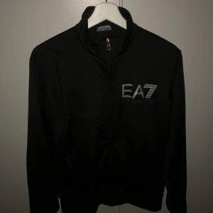 Armani kofta  - Säljer min Armani kofta då den har blivit för liten på mig, storlek S till ett väldigt billigt pris 