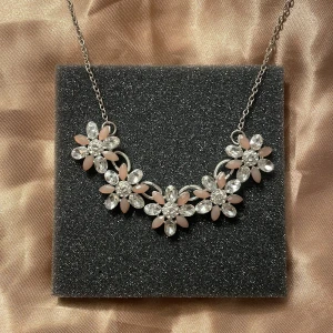 Blommigt halsband med kristaller - Blommigt halsband med kristaller detaljer. 