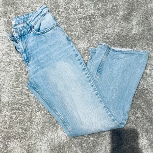 Ljusblå jeans med bootcut - Snygga ljusblå jeans med bootcut-stil. Passar till alla stilar och outfits🌟de är mid-waist och är super sköna, jätte snygga till vardags men också till fest/middag☺️nypris 500
