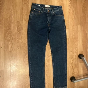 Mörkblå jeans från Jack & Jones W:28 L:30 - Snygga mörkblå jeans från Jack & jones! Jeans är Lite Loose eller baggy men de är inte använde!!