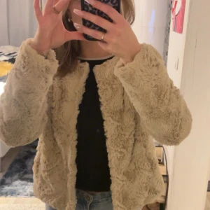 Beige fluff jacka - Mysig beige jacka med långärmad design. Perfekt för att hålla sig varm och stilren under kyligare dagar. Storlek XS men funkar även som S