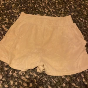 Beige/gul shorts från Gina Tricot - Säljer ett par bekväma beige shorts från Gina Tricot i storlek XS. De har en elastisk midja för extra komfort och är perfekta för varma dagar. Passar bra till en avslappnad stil.