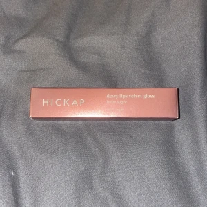 Dewy Lips Velvet Gloss från Hickap - Ett läppglans i färgen ”brunt sugar” använd max 3 ggr. 100% vegansk