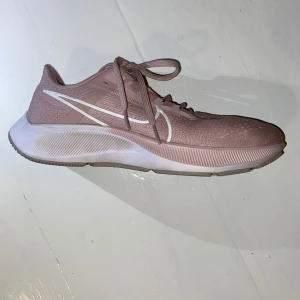 Rosa Nike träningsskor  - Säljer ett par rosa träningsskor som är perfekta för en sportig look och bekväma för vardagsbruk. De är frångrunden en springsko men kan användas som en vardaglig sko eller en sko på gymmet. Storleken är 40,5 