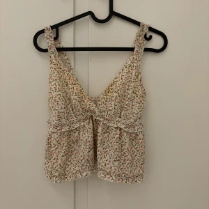 Topp - Sjukt söt blommig topp❤️