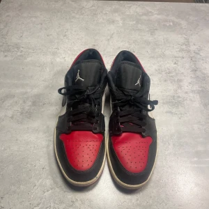 Nike Air jordans  - Säljer ett par Jordans som har ganska bra skick enda slitningen är i hälen där det har gått sönder lite men utöver det så är skicket bra