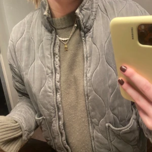 Zara jacka - Superfin jacka ifrån zara i ett mjuk ”jeanstyg” som också är varmt🧡 Jackan är använd men väl omhändertagen så skicket är väldigt bra!☀️