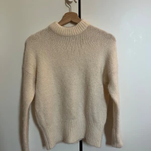 Vit stickad tröja  - vit stickad tröja från lager 157 storlek  XS/S.