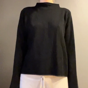 Svart tröja från Opus - Säljer en stilren svart tröja från Opus. Tröjan har en enkel design med långa ärmar och en rak passform. Perfekt för en minimalistisk look.