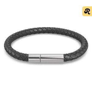 Svart flätat armband - Arband från edblad säljer pågrund av att det inte passar. Aldriga använt pris går att diskuteras. 