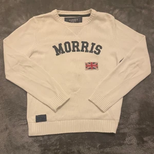 Morris tröja  - Tja säljer en riktigt fet Morris tröja vid storleken S och sitter riktigt bra på. Tröjan har ett litet hål i men inget som kommer synas jätte tydligt på. Priset går att diskuteras och tveka inte att höra av er vid frågor och funderingar.🫡🍾