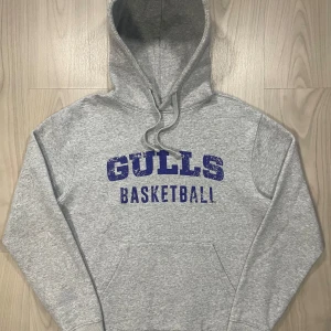 Russell hoodie - The print has some cracks, but besides that really good condition. Comfortable material and fits well. Size M